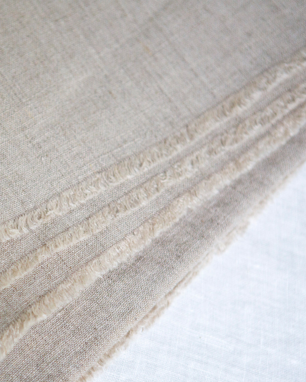 Mantel de lino Linum con fleco natural en ambiente cálido