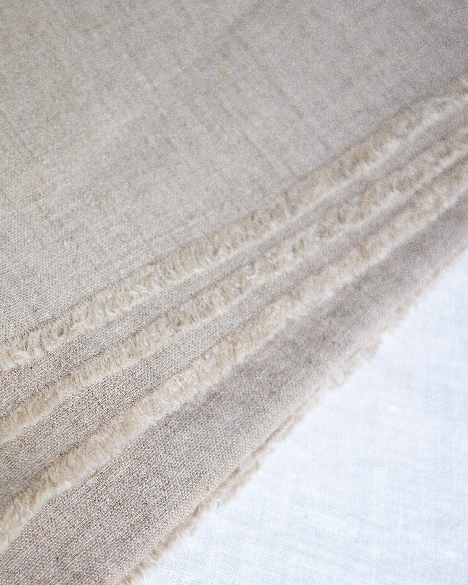 Mantel de lino Linum con fleco natural en ambiente cálido