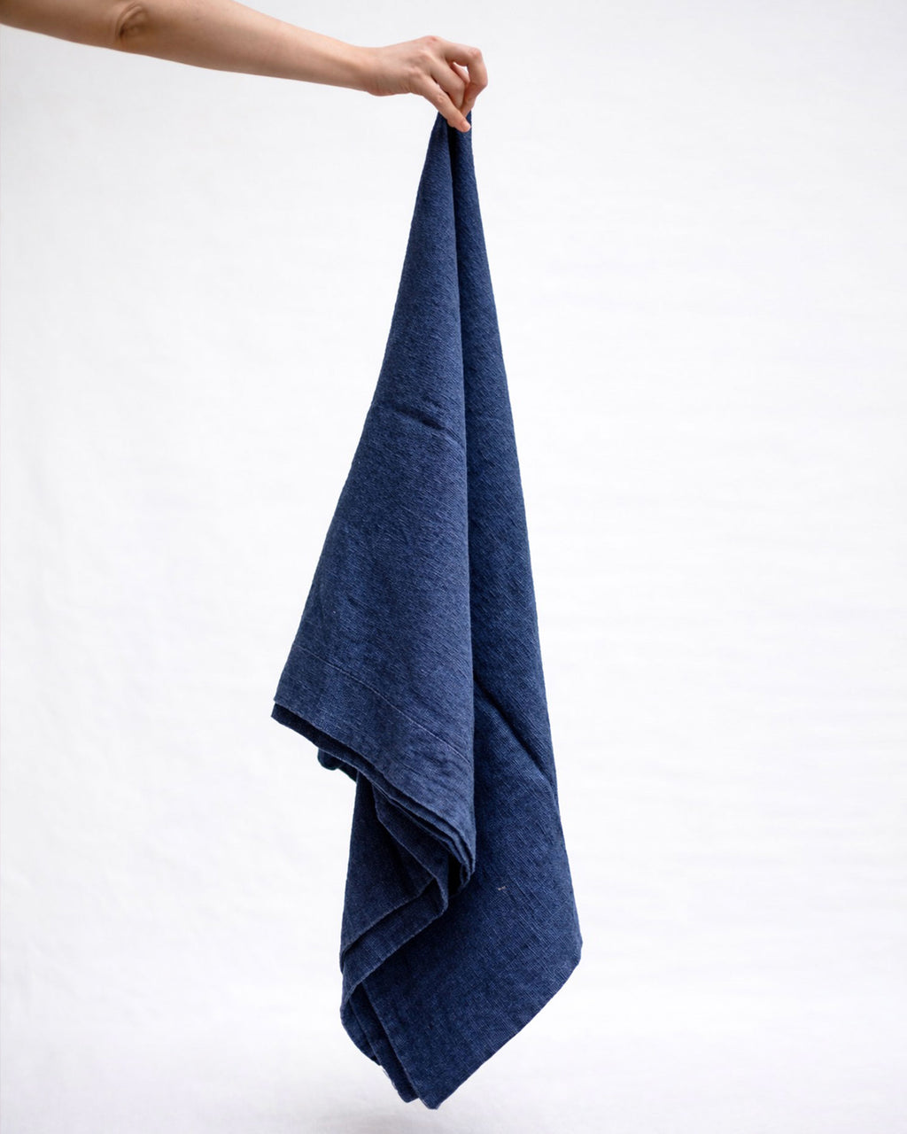 Mantel de lino Porto azul marino con acabado de dobladillo