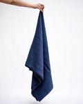 Mantel de lino Porto azul marino con acabado de dobladillo