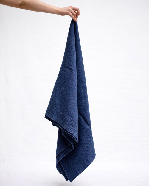 Mantel de lino Porto azul marino con acabado de dobladillo